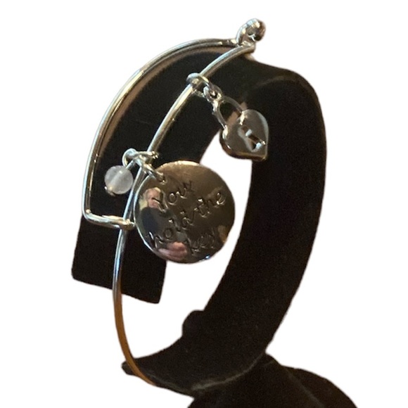 🌸NIB AVON Precious Charms Bracelet Love Collection “You Hold The Key” - OSFM - Picture 4 of 11